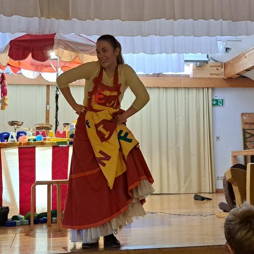 Theateraufführung "Händlerin der Worte"