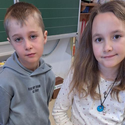 Freunde helfen zusammen